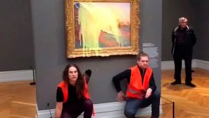 VIDEO| Otro ataque de activistas al arte: Lanzan puré de papas a "Les Meules" de Monet