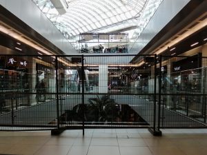VIDEO| Mall Costanera Center instala rejas y otros dispositivos para evitar suicidios