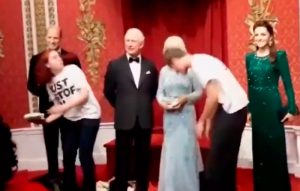 VIDEO| Activistas lo hicieron otra vez: Ahora dan tortazo a estatua del rey Carlos III