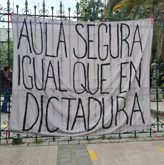 Pancarta en frontis de Liceo Carmela Carvajal que reza "Aula Segura igual que en dictadura"