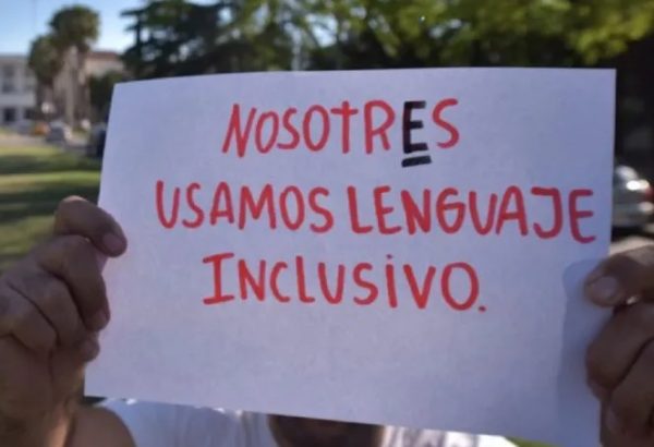 Lenguaje inclusivo: Mujeres son más proclives a usarlo y los hombres más reacios