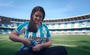VIDEO| Racing Club de Argentina crea la primera camiseta para madres que amamantan