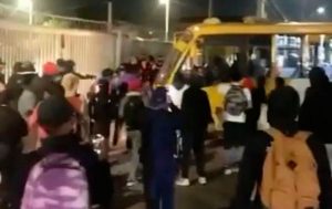 VIDEO| El indignante saqueo en Puente Alto donde sujetos utilizaron hasta una micro