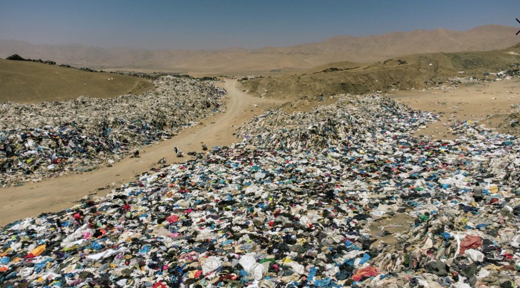 Desierto chileno recibió en 2021 unas 156.000 toneladas de ropa usada de conocidas marcas