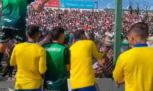 VIDEO| La violencia vuelve a canchas del fútbol argentino con incidentes en Sarmiento-Boca