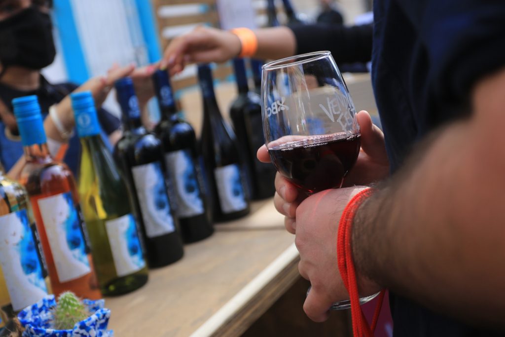 Aplicación busca rescatar 1.000 litros de vino con imperfecciones de empaque y etiquetado