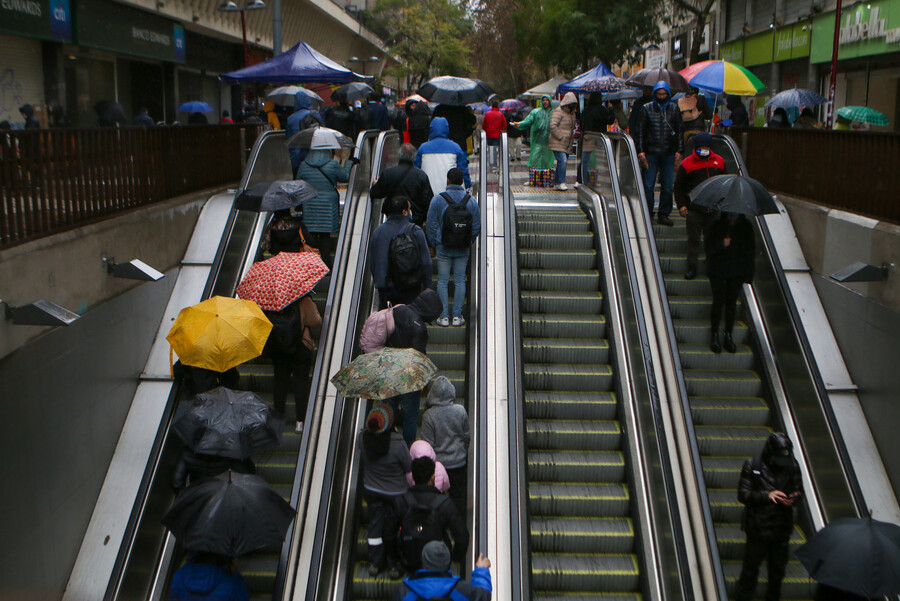 A sacar los paraguas: Se confirma pronóstico de lluvia en Santiago para este fin de semana