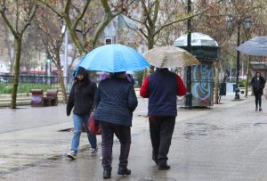 Lluvia en Santiago: Meteorología anuncia chubascos para la RM a partir de este sábado