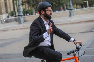 VIDEO| Presidente Boric adopta nuevo hábito de la bicicleta para llegar a La Moneda
