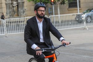 Presidente Gabriel Boric entrega su razón para empezar a llegar en bicicleta a La Moneda