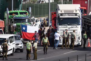Paro de camioneros provoca caos en Quilicura: Abandonan máquina y cortan Ruta 5