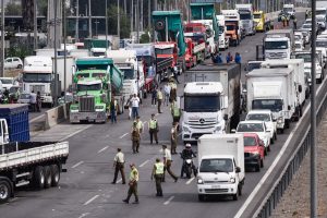 Camioneros siguen en paro este lunes pese al acuerdo: Alta congestión en Quilicura