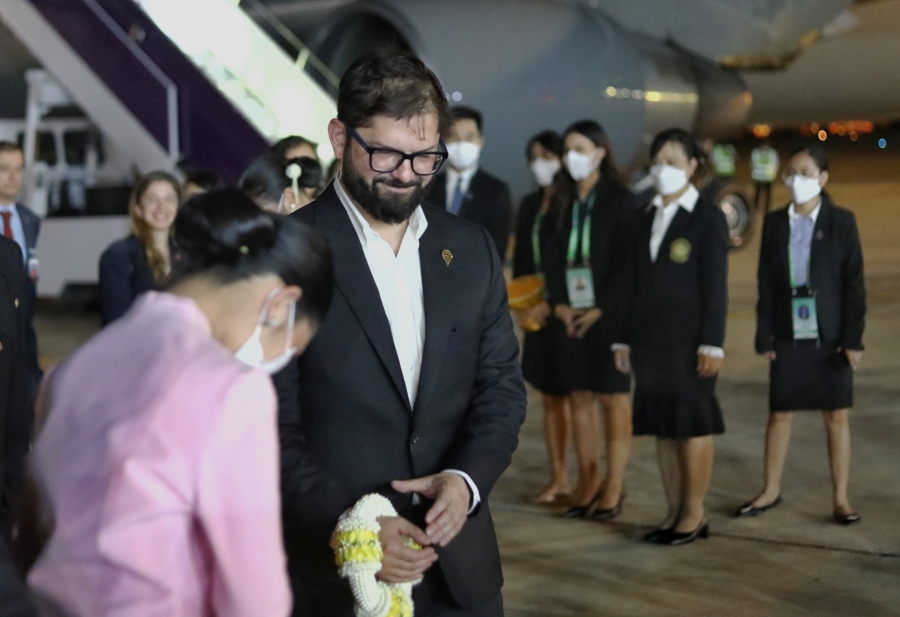Boric a su llegada a Bangkok a cumbre APEC: «Espero llevar buenas noticias a nuestro país»