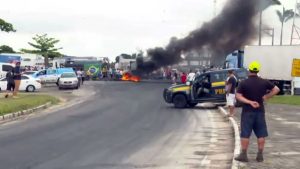 Investigan a policías brasileños que apoyan protestas golpistas de camioneros