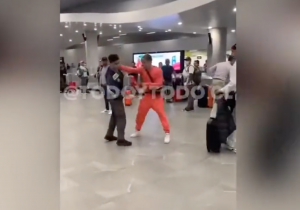 VIDEO| Captan agresión de AK4:20 a funcionario de la DGAC en el aeropuerto de Santiago
