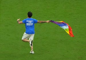 Qatar 2022: Aficionado invade cancha en Portugal vs Uruguay con bandera LGTBIQ+