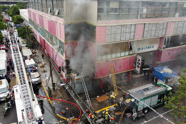 Incendio mall chino: Delegada acusa a «toldos azules» de entorpecer labor de Bomberos