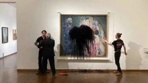 VIDEO| Activistas siguen con ataques al arte y lanzan petróleo sobre un cuadro de Klimt