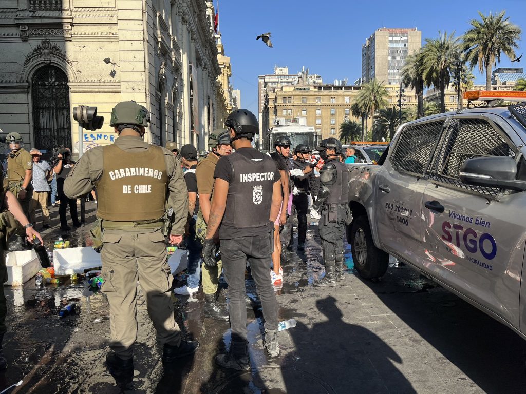 Carabineros interviene Plaza de Armas y desaloja a vendedores ambulantes