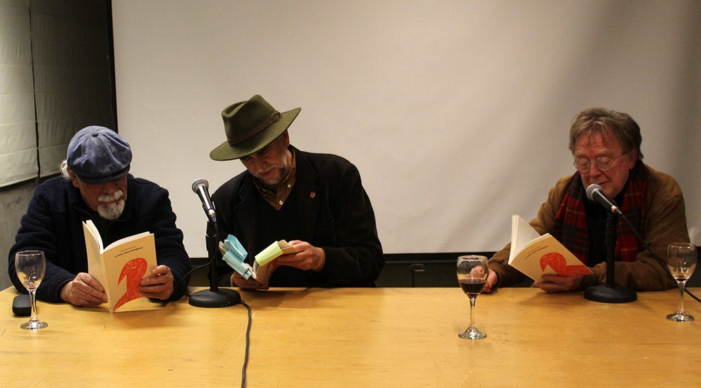 Pancho Sazo (vocvalista de Congreso), Marcelo Mendoza y el poeta Juan Cameron, en presentación de "a otra cosa mariposa" en Valparaíso