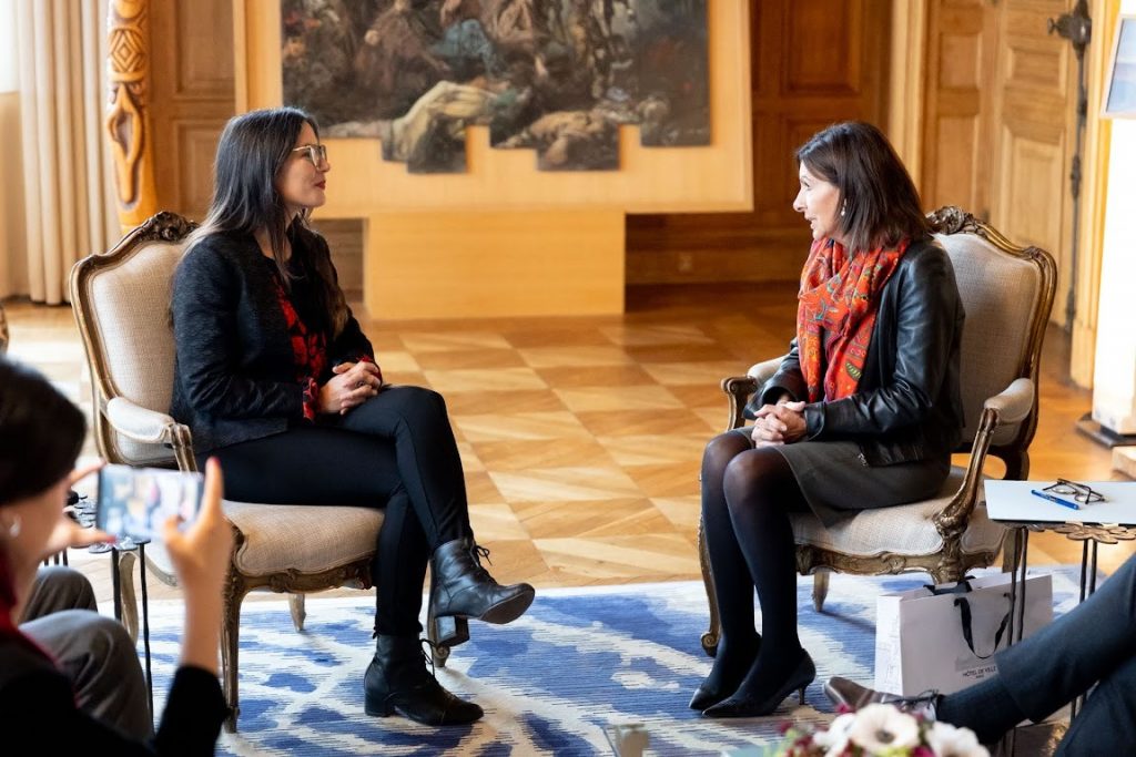 Ministra Vallejo se reúne con alcaldesa de París en el marco de su agenda anti fake news