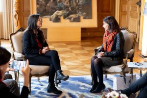 Ministra Vallejo se reúne con alcaldesa de París en el marco de su agenda anti fake news