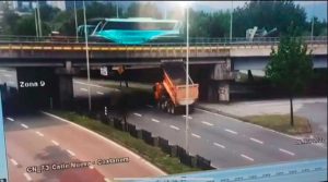 VIDEO| Increíble siniestro vial en Concepción: Camión levanta tolva y choca con puente