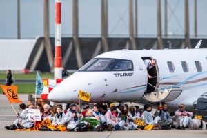 VIDEO | Activistas climáticos bloquean jets privados en Ámsterdam
