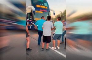 VIDEO| Camioneros hacen “el que baila pasa” con chofer de bus con pasajeros