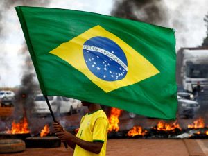 Jair Bolsonaro pide a camioneros que lo apoyan que liberen las carreteras tomadas