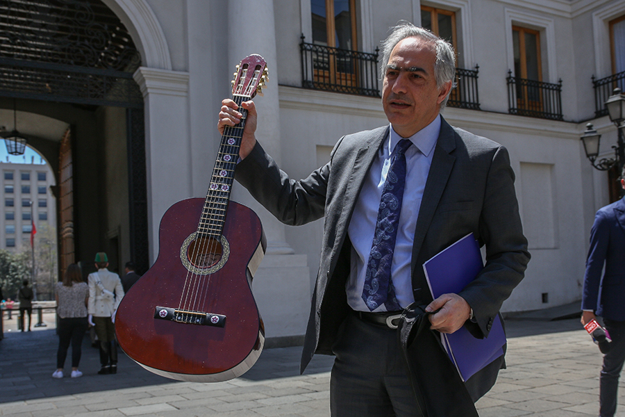 “Chiste repetido”: 10 reacciones a la performance de Chahuán y su guitarra en La Moneda