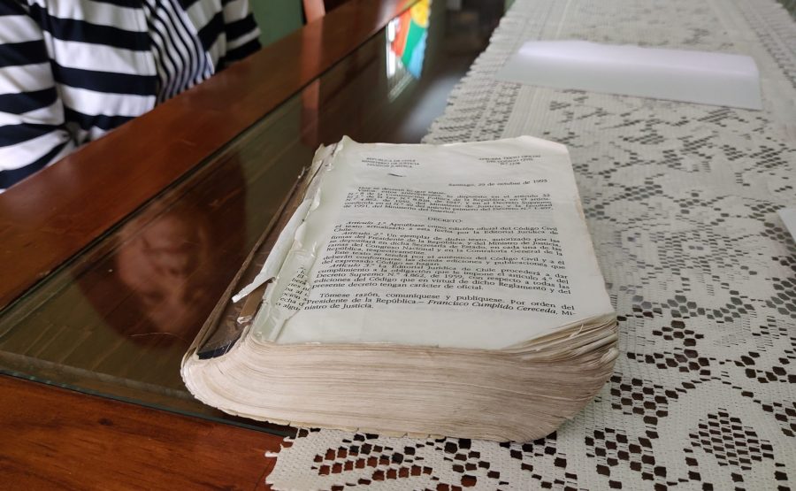 Sobre una mesa está el viejo Código Civil de Elda Delgado. Está gastado, sin cubierta y con cinta adhesiva para sostener las páginas.