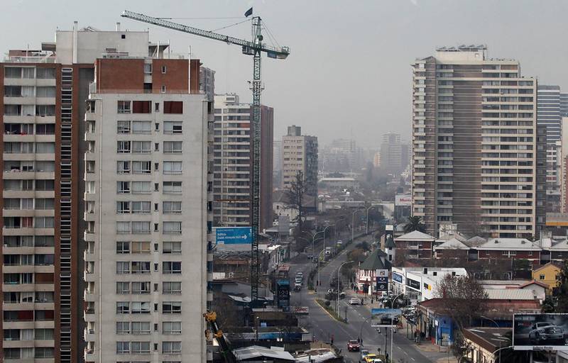 Nuevo plan regulador de Santiago prioriza torres en altura y no inmuebles históricos