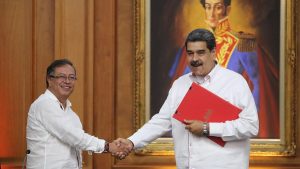 Petro y Maduro firman acuerdos moderados y simbólicos en su primer encuentro