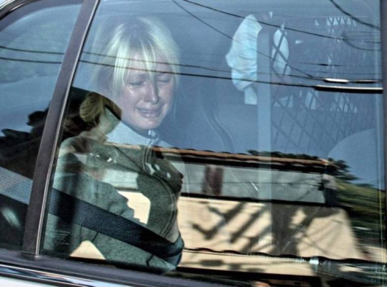 Paris Hilton llorando dentro de un auto policial