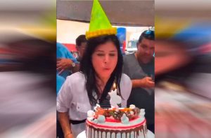 VIDEO| Exconstituyente Pollyana Rivera celebra su cumpleaños con camioneros en paro