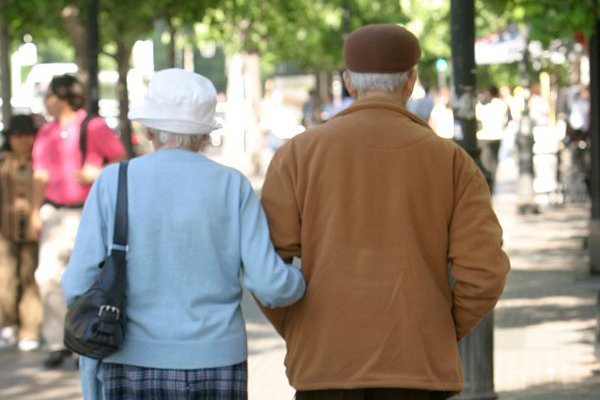 Red social chilena busca ayudar a más de medio millón de personas mayores que viven solas