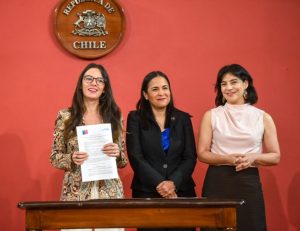 Camila Vallejo firma acuerdo con ONU Mujeres por enfoque de género en las comunicaciones