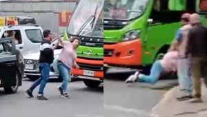 VIDEO| Captan violenta pelea entre micrero y conductora de taxi: mujer terminó en el suelo