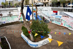 Metro recibe petición del Gobierno y mantendrá “Jardín de la Resistencia” en Baquedano
