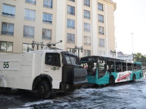 VIDEO| El momento en que overoles blancos incendian un microbús en centro de Santiago