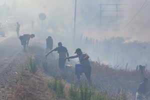 Onemi ordena la evacuación de sectores en Santo Domingo por gran incendio forestal