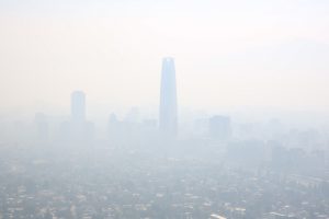 Calidad del aire en Santiago llega a niveles de Preemergencia: Onemi amplía Alerta Roja