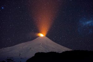 Sernageomin asegura que volcán Villarrica presenta anomalías y fragmentos de lava