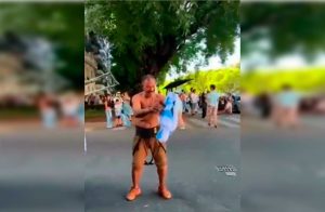 VIDEO| La reacción de hombre en situación de calle tras recibir camiseta de Argentina