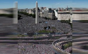 VIDEO| Millones de personas obligan a cambiar itinerario del bus de Argentina