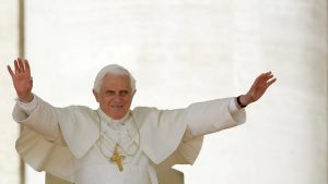 Benedicto XVI, el primer Papa en renunciar, falleció este sábado a los 95 años