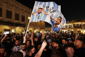 VIDEO| Hinchas argentinos hacen masivo banderazo en Doha a horas de la final del Mundial
