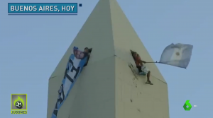 VIDEO| Hinchas argentinos vuelven a la cima del Obelisco para esperar bus de su selección