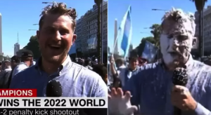 VIDEO| Hinchas argentinos confunden a periodista italiano con un inglés y le lanzan espuma